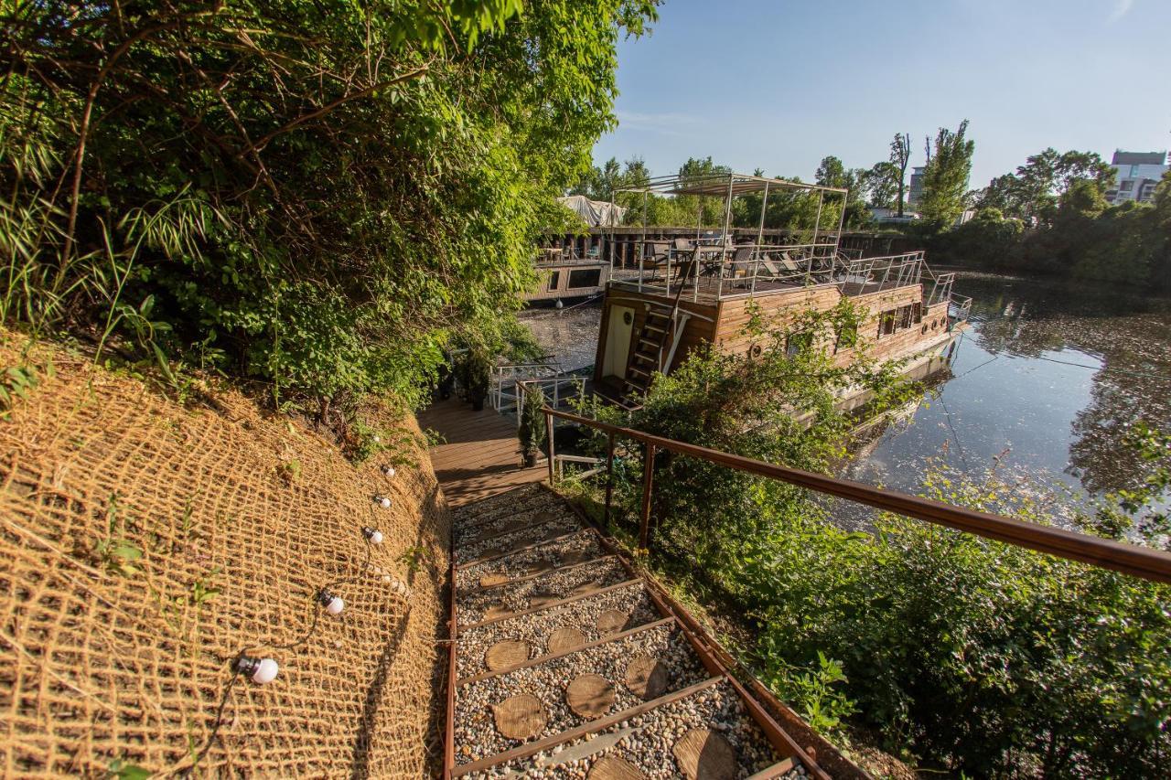 Bay Houseboats Botel Praga